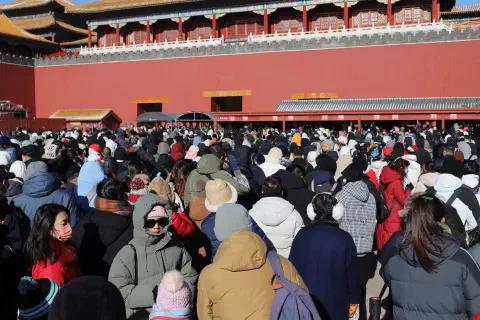 A photo of crowds queueing to get in to the Forbidden City in the dead of winter.