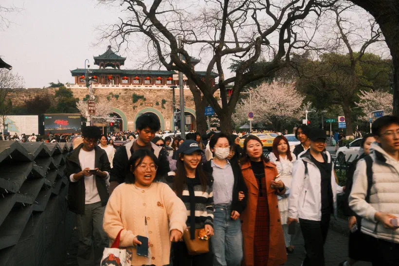 families leaving the Xuanwu lake after a day out together
